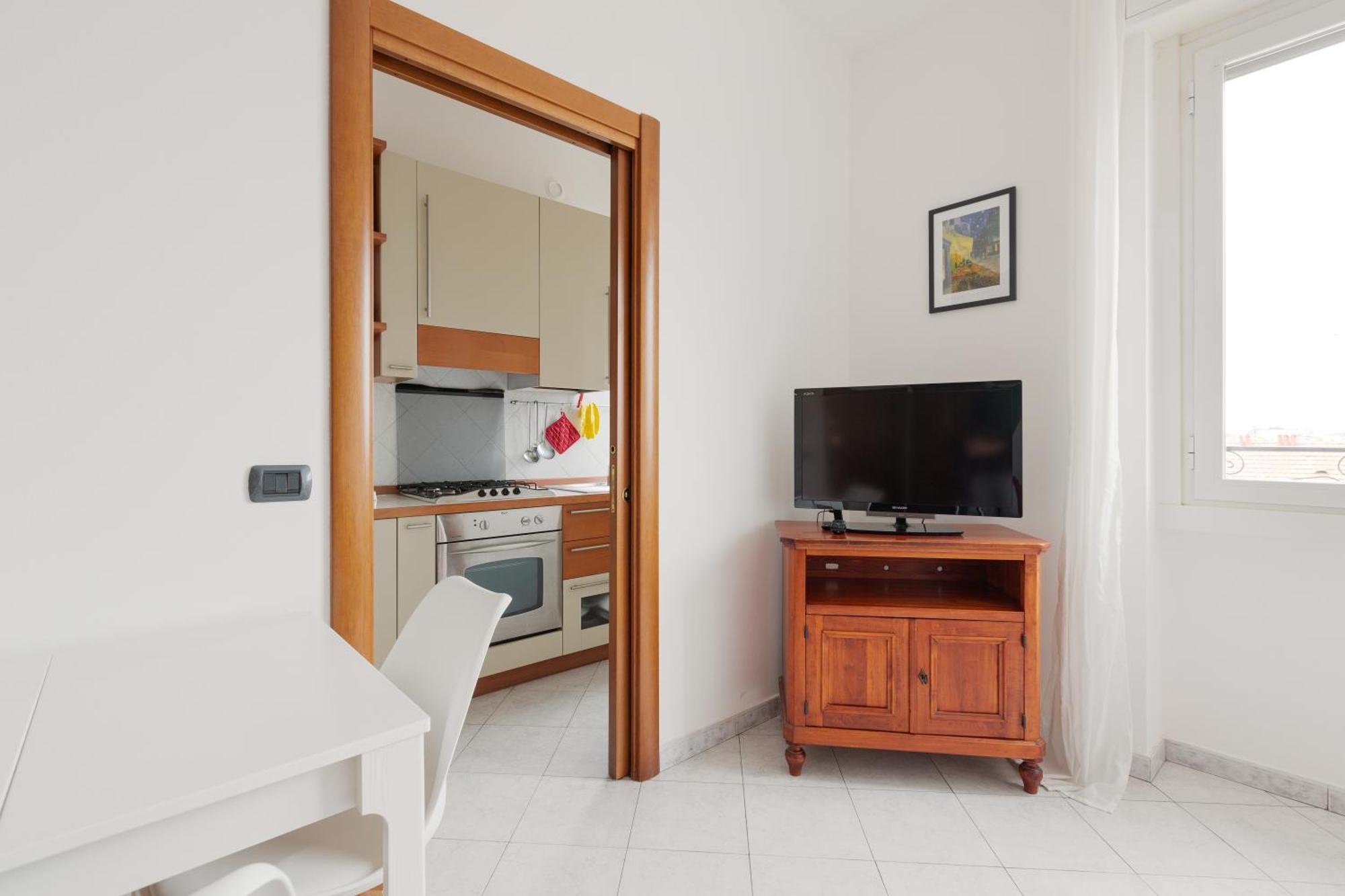Piazzale Brescia- Cosy With Balcony Apartment *